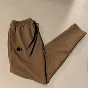 Men’s Brokig joggers.